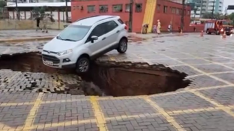 Carro é dividido ao meio após batida frontal na PR-486